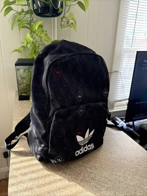 Mochila escolar Adidas de bolsillo grande individual con funda para computadora Foto 1 de 4