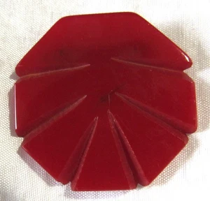 Spilla spilla in bachelite intagliata rossa vintage - Foto 1 di 3
