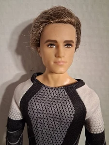 Muñeca Peeta 2013 Juegos del Hambre En Llamas Barbie Articulada Etiqueta Negra - Imagen 1 de 4