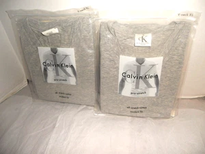 Calvin Klein Pro Stretch T-Shirts mit V-Ausschnitt (insgesamt 2) XL Grau Neu aus altem Lagerbestand - Bild 1 von 3