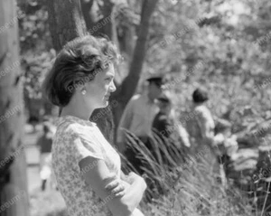 Jacqueline Kennedy mirando al campo vintage 8x10 reimpresión de foto antigua - Imagen 1 de 1