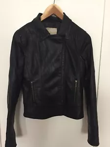 Q40 Women's Black 100% Leather Jacket Sz M Sleek Fit Fashion Leather Jacket - Picture 1 of 7