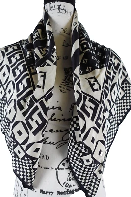 Fendi Mujer Bufanda Seda Cuadrada Italia Colorida Divertida 34x34 Logo Dos Tonos Deletrear Foto 1 de 4