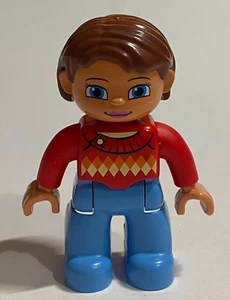 Lego Duplo Damen braunes Haar, roter Pullover & blaue Jeans aus Set 10810 - Bild 1 von 5
