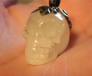 Colgante pequeño de cristal calavera sonriente tallada en ley de 1 pulgada - Imagen 1 de 3
