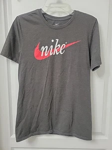 Nike T-Shirt Uomo Sportswear Active Manica Corta Grigio/Rosso Small Vestibilità Atletica - Foto 1 di 4