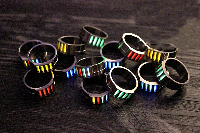 Anillo de dedo de aleación de titanio TC4 para hombres y mujeres anillo de dedo regalo brilla en la oscuridad Foto 1 de 4