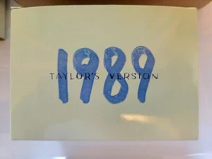 TAYLOR SWIFT 1989 VERSIÓN TAYLOR’S VISOR AZUL + 2 DISCOS 14 FOTOS EN CAJA NUEVO - Imagen 1 de 4