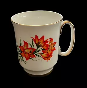 Taza de té Royal Windsor hueso fino china pradera lirio adorno dorado Inglaterra Usada en excelente condición - Imagen 1 de 6