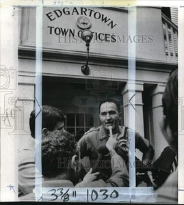 Foto de prensa 1969 Edgartown, jefe de policía de Massachusetts Dominic Arena con prensa - Imagen 1 de 2