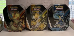 Pokémon Eevee Evoluzioni Tin Bundle - Flareon V, Vaporeon V, Jolteon V - Sigillato - Foto 1 di 2