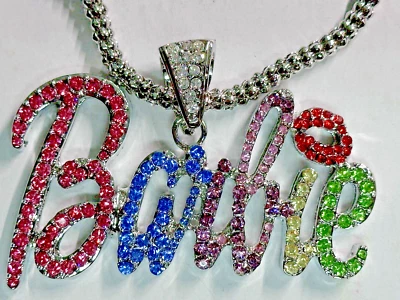 Collar Barbie con cadena colgante color plata tamaño grande gran regalo para niñas. Foto 1 de 4