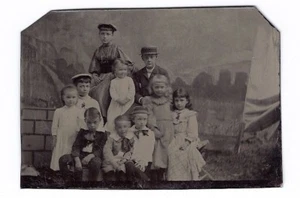 Antikes Zinn Typ Gruppen Familienfoto Kinder im Vintage Kleidungsstil - Bild 1 von 2