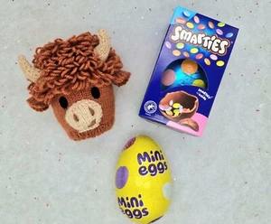 🐣KNITTING PATTERN 🐮West Highland Cow Easter Egg Cosy 98g Chocolate DK EGG HUNT - Picture 1 of 9
