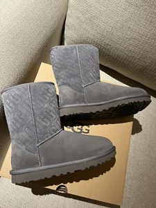 New UGG Womans Classic Short II UGG Graphic Boot $180 - Picture 1 of 13