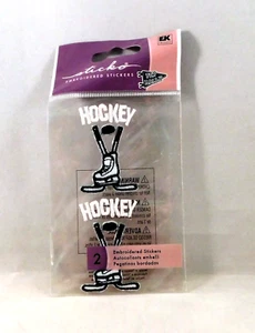 EK Success Hockey bestickte Sammelalbum Aufkleber E014 Sport Schlittschuhe Puck Stöcke - Bild 1 von 1
