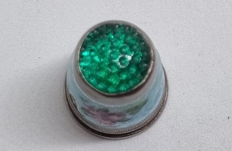 Antiguo dedal de plata esterlina esmalte policromado decoración floral principios del siglo XX Foto 1 de 4