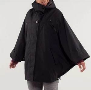 Poncho giacca antipioggia Lululemon Peak to Peak nero con cappuccio, taglia S/M - Foto 1 di 12