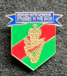 UDR ULSTER DEFENCE REGIMENT ‘SERVED WITH HONOUR STABBED IN THE BACK’ PIN BADGE - Picture 1 of 4