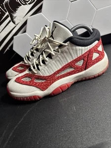 Taglia 7Y- Jordan 11 Retro Low IE Bianco Palestra Rosso (GS) 919713-101 Condizioni Pulite - Foto 1 di 15