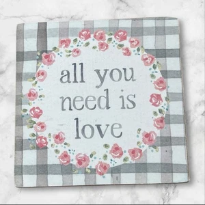 Lindo pequeño letrero de decoración de pared que indica todo lo que necesitas es amor patrón floral - Imagen 1 de 3