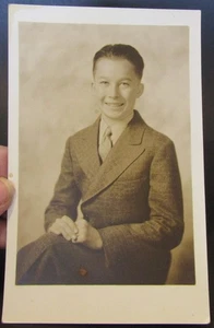 Unbespielte RPPC-Postkarte eines Jungen im Anzug - Bild 1 von 2