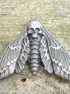 Death’s-Head Hawkmoth Skull Brooch Badge (5cm x 7.5cm) Gothic Emo Grunge Gift - Picture 1 of 3
