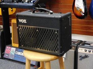 Vox DA10 AC/DC Portable Guitar Amplifier - Picture 1 of 4