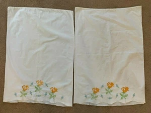 Vintage Paar Kissenbezüge bestickte Blumen, gewellter Rand - Bild 1 von 3