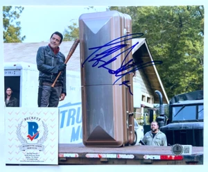 JEFFREY DEAN MORGAN SIGNED 8X10 PHOTO THE WALKING DEAD TWD NEGAN LUCILLE BAS - Picture 1 of 3