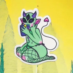 Alien Sticker Green Kawaii Cute Demon Fantasy Sexy Playful Posing Selfie - Foto 1 di 2