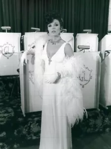JOAN COLLINS - 10" x 8" Photo ELLERY QUEEN - Adventures Of Auld Lang Syne 1975 - Foto 1 di 1