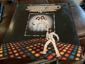 SATURDAY NIGHT FEVER SOUNDTRACK, 1977 DOUBLE VINYL LP, RSO RECORDS, GATEFOLD,VG+ - Foto 1 di 2