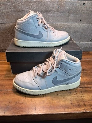 Tênis de basquete masculino Nike Air Jordan 1 retrô médio branco lobo cinza tamanho 5,5Y - Imagem 1 de 4