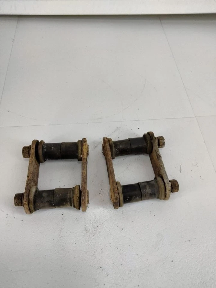 Juego de grilletes de resorte de hoja trasera MG MGB 1962 a 1980 OEM Foto 1 de 4