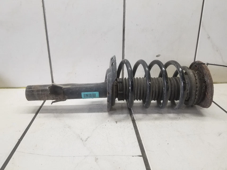 Volvo XC60 2010 AWD paso delantero derecho. STRUT EXC. R-DESIGN SIN SUSPENSIÓN ACTIVA Foto 1 de 1