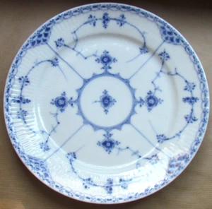 ROYAL COPENHAGEN BLUE FLUTED HALF LACE 9⅝" DINNER PLATE 704 (11922) - Picture 1 of 2