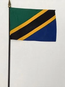 Nuova Mini Bandiera da Scrivania Tanzania - Bastone Legno Nero Piano Oro 4” X 6” - Foto 1 di 3
