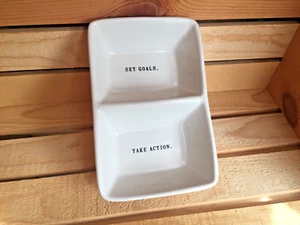 Rae Dunn ~ "SET OBJETIVOS" ~ "TOMA ACCIÓN" ~ Oficina/Baratijas ~ Plato de cerámica dividido ~ NUEVO - Imagen 1 de 4
