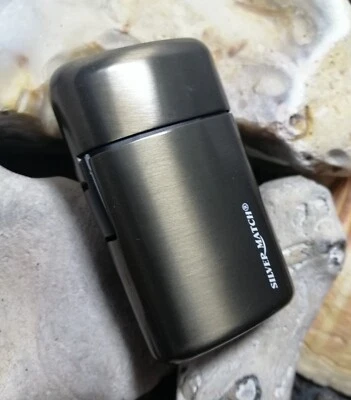 1 x Feuerzeug Gas Sturm Feuerzeuge Alu Lighter Metall Deluxe Serie Farbon Titan - Bild 1 von 4