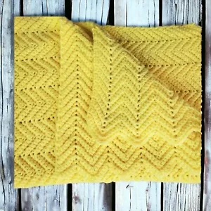 Handgefertigte gehäkelte Baby afghanische pastellgelbe Chevron Krippe Decke 29" x 43" - Bild 1 von 6