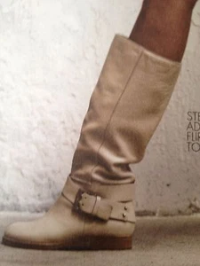 Botas planas altas de cuero con hebilla a la rodilla altas de cuero Chloe Erin Prince neutras $1225 - Imagen 1 de 12