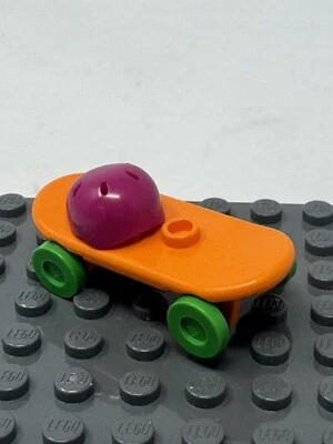 Lego Naranja Tabla de Monopatín con Ruedas Verdes y Mini Figura Casco Púrpura Foto 1 de 3