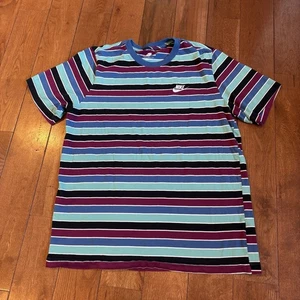 Herren Nike Tee Club gestreiftes T-Shirt blau lila weiß DN5255-407 Gr. L - Bild 1 von 7