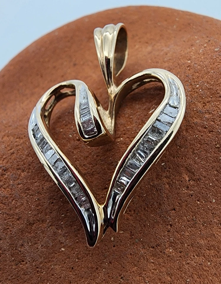 Colgante corazón cinta baguette diamantes 0,155 quilates de oro amarillo de 10 k,417 Au 2469 Foto 1 de 4