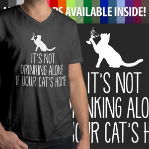 Lustiges Herren/Unisex T-Shirt It's Not Drinking Alone If Your Cat's Home Grafik Shirt - Bild 1 von 12