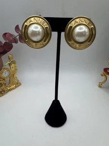 Elegante Anne Klein Ohrringe vergoldet Kunstperlen Logo hübsche Clip On - Bild 1 von 7