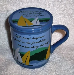 1985 PUNZE TASSE MATES FREUNDSCHAFT KAFFEETASSE BECHER + DECKEL SEGELBOOTE BERGBLAU - Bild 1 von 9