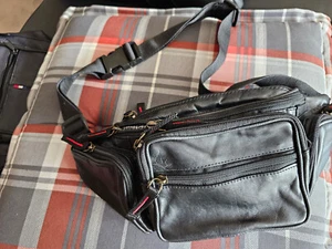 eine schwarze Gürtel/Bauchtasche aus Leder - Bild 1 von 3
