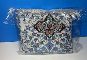 Tappeto blu con fiori e nappe bianche - Foto 1 di 3